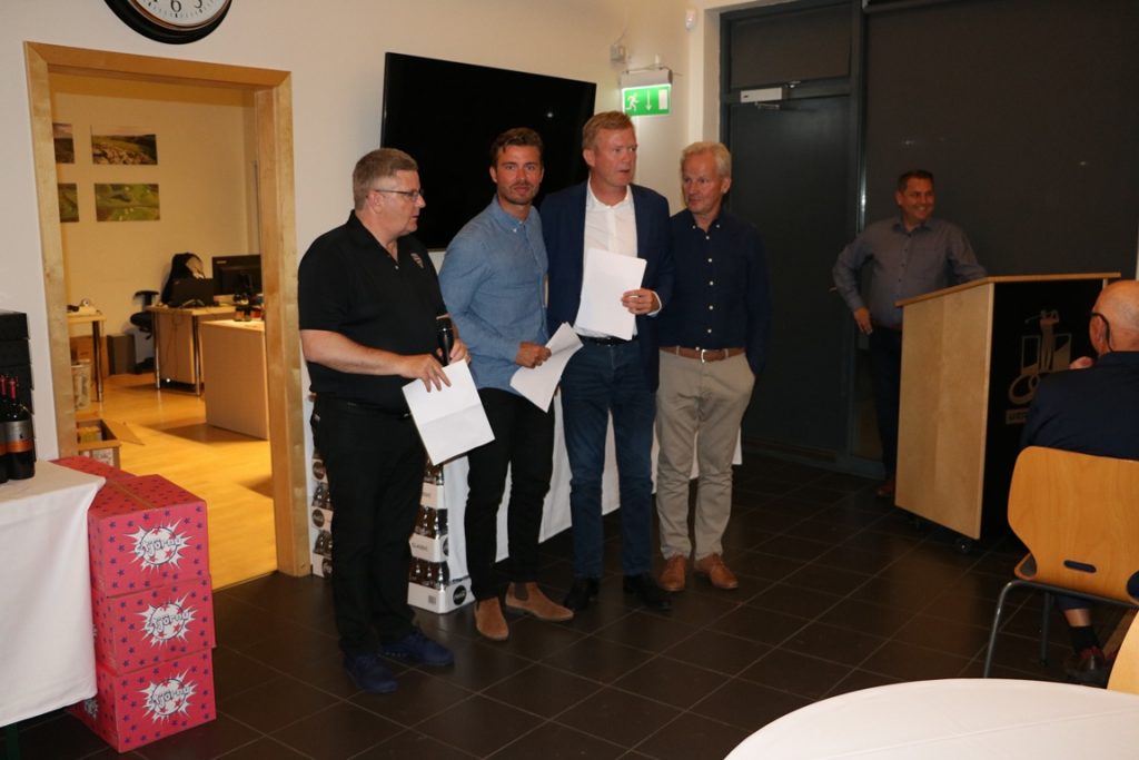 Hæg breytileg átt